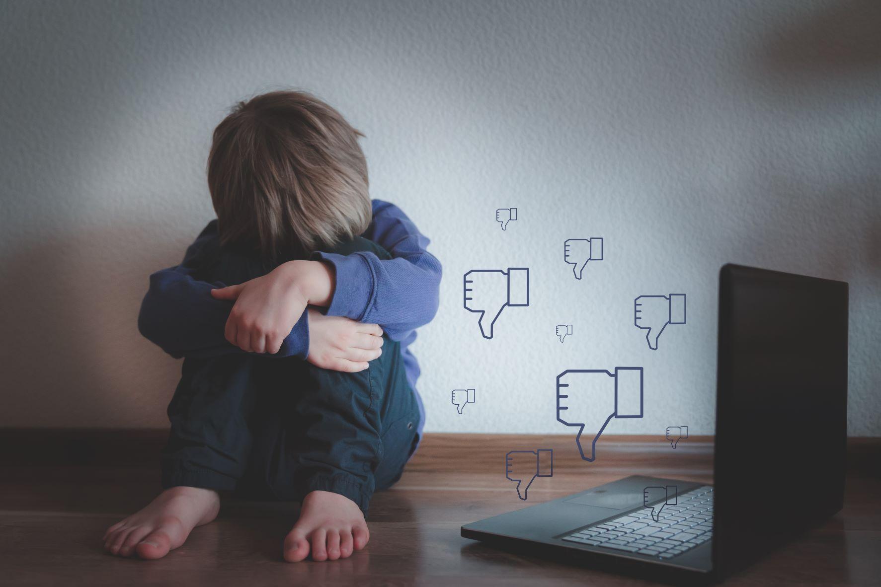shutterstock_1614899101_Kind_Laptop_traurig_Resize