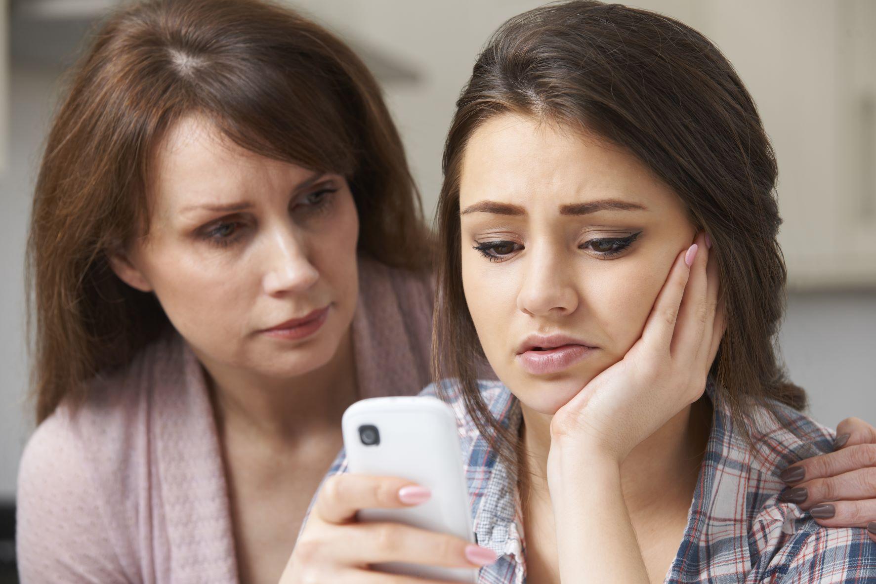 shutterstock_343179038_Teenager_Smartphone_traurig_resize