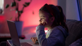 Cómo afectan el bienestar de niños y niñas las publicidades online