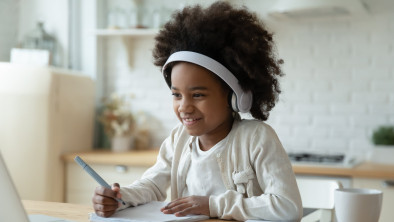 Crianças na Internet: qual é a idade ideal para começar a usar os serviços on-line?