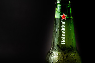“Fique em casa com quatro barris de cerveja Heineken grátis”: golpe circula por apps de mensagens