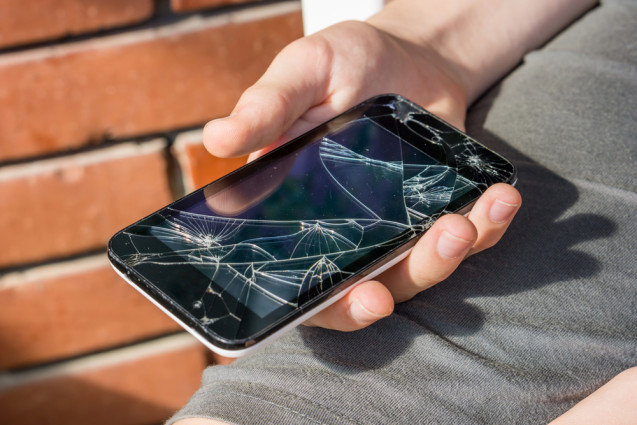 Hackers can control damaged phones using replacement screens