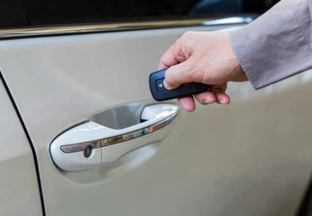 Keyless convenience or security risk? Car theft in action