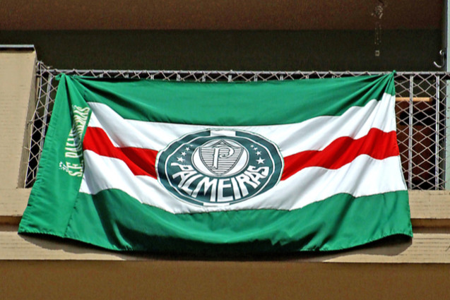 Banner de venda de verão online com smartphone e palmeiras