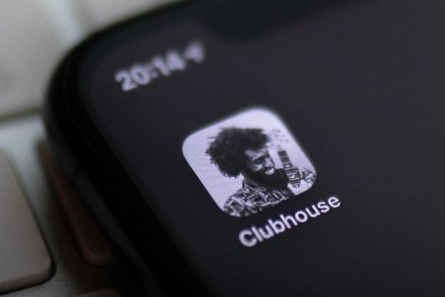Clubhouse chats streamed to third-party website