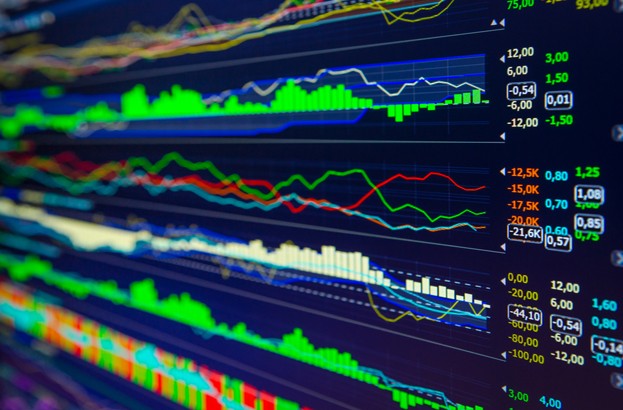 Ganan más de $100M atacando a servicios de noticias financieras